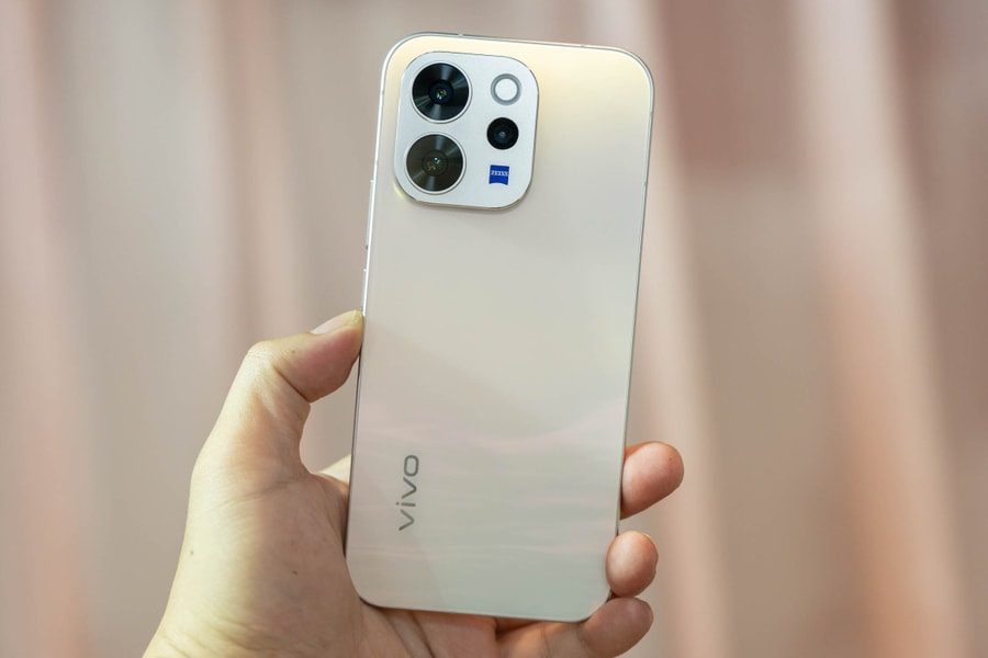 Vivo V70 - smartphone cận cao cấp dùng ống kính Zeiss