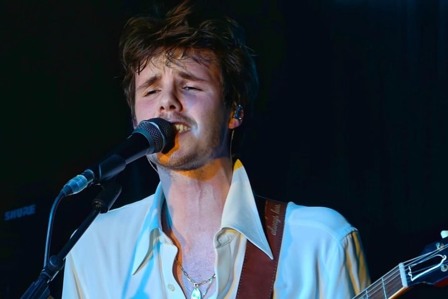 Con trai Beckham bật khóc