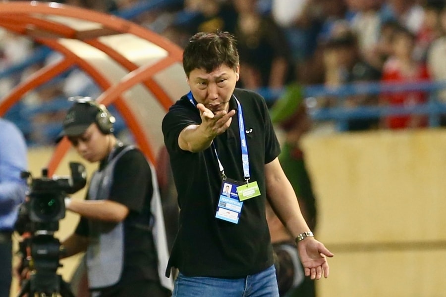 HLV Kim không hài lòng khi tuyển Việt Nam liên tục việt vị