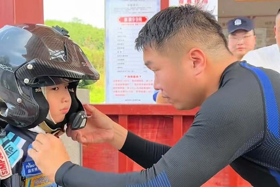 Tay đua xe 7 tuổi gây sốt mạng Trung Quốc