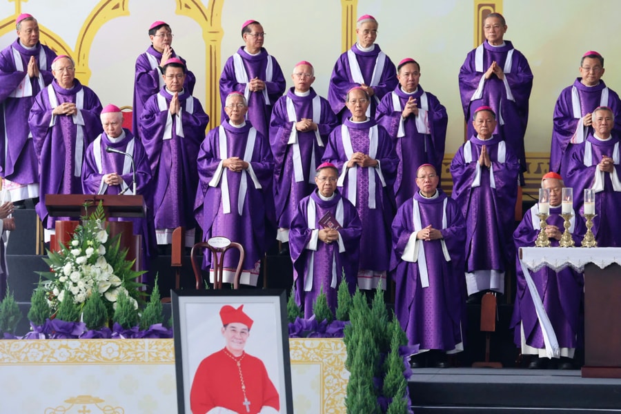 500 linh mục cử hành Thánh lễ an táng Đức Hồng y Phạm Minh Mẫn