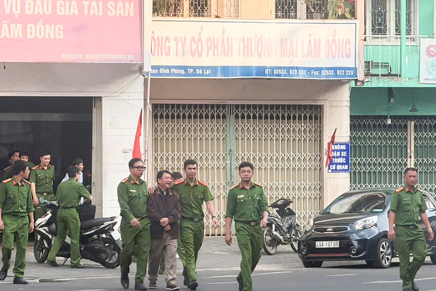 Hàng chục cảnh sát làm việc tại Trung tâm đấu giá tài sản Lâm Đồng