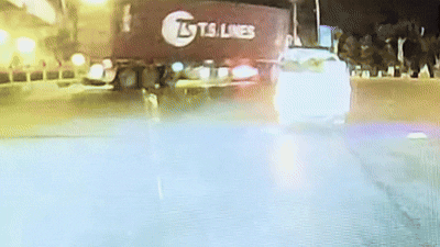 Xe container chở gần 30 tấn sơn lật ở cửa ngõ TP HCM