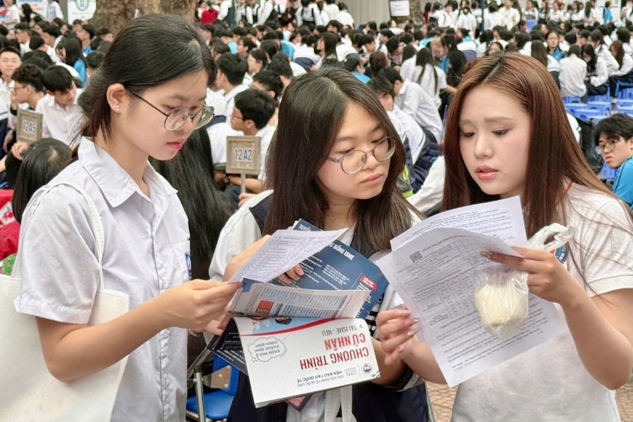 Đại học Thương mại giảm điểm quy đổi IELTS, tăng học phí
