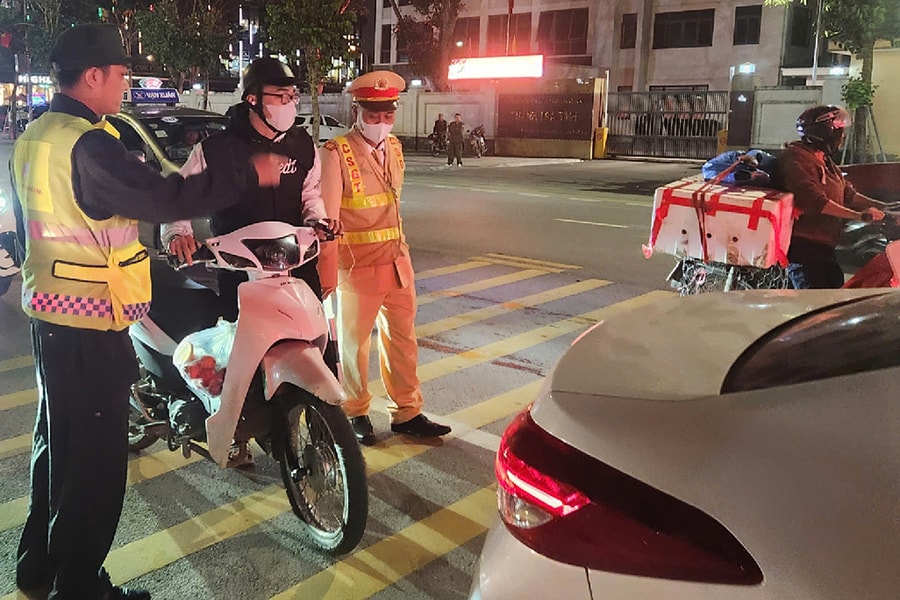 Giả cảnh sát 'tổ công tác 373' phạt người vi phạm giao thông