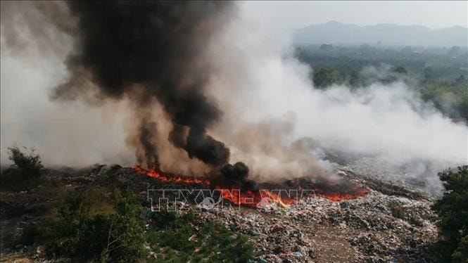 Nỗ lực khống chế đám cháy rừng và cháy bãi rác ở Lâm Đồng