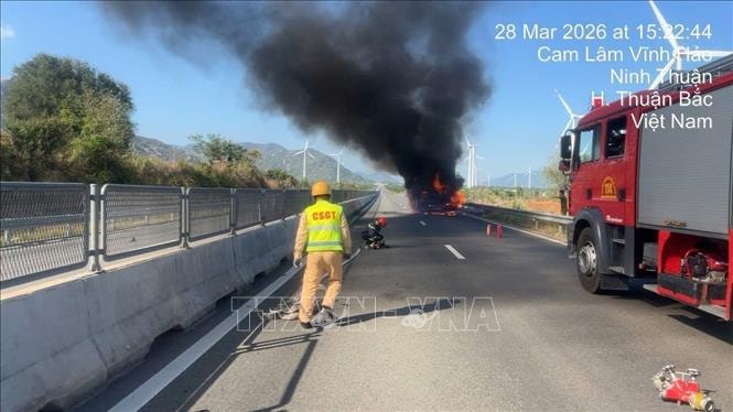 Xe tải bốc cháy dữ dội trên cao tốc, giao thông ách tắc hơn 1 km