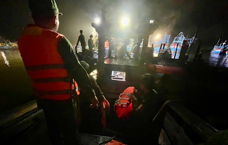 TP Hồ Chí Minh: Kịp thời dập tắt cháy tàu cá tại khu neo đậu Bến Lội – Bình Châu