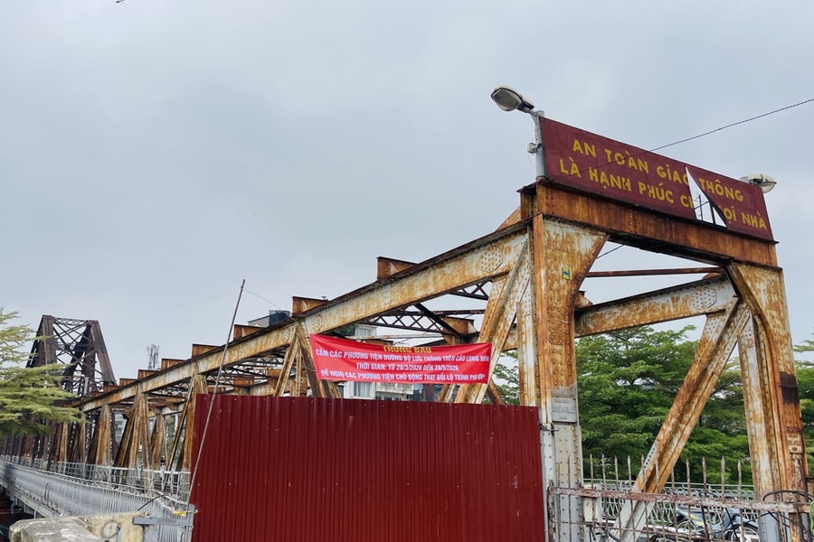 Hà Nội chính thức rào chắn, cấm phương tiện qua cầu Long Biên trong 2 tháng