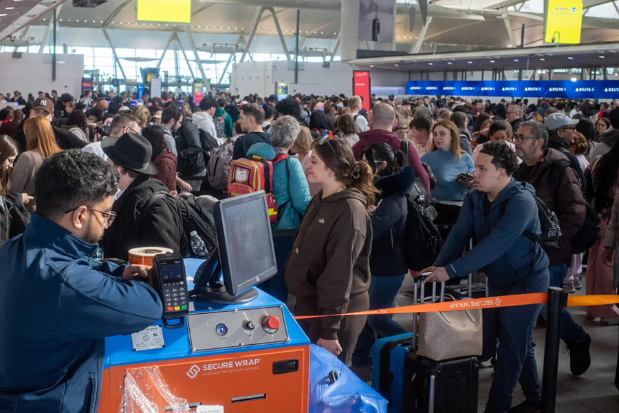 Kiếm tiền bằng nghề đứng xếp hàng thuê