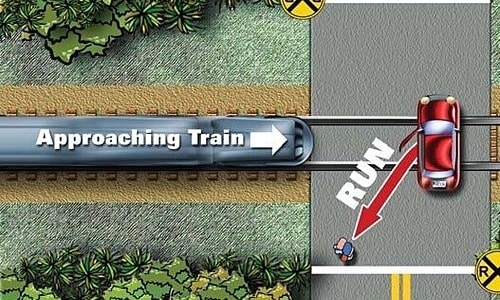 Cách đúng để thoát thân khi xe mắc kẹt trên đường ray