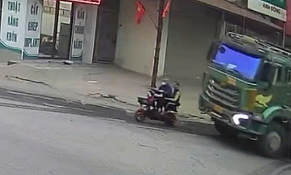 Dùng điện thoại khi lái xe, tài xế ôtô tải tông chết hai người đi đường