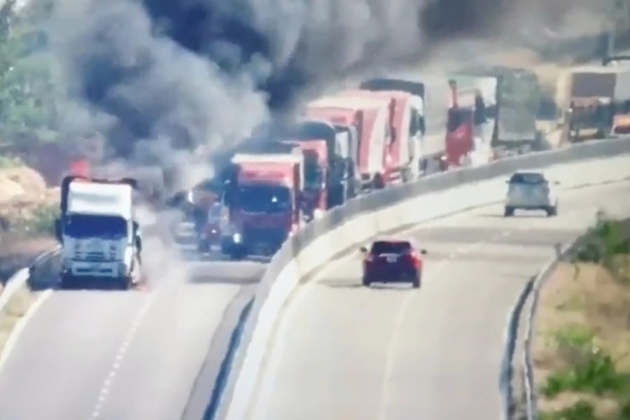 Cháy xe tải trên cao tốc Cam Lâm - Vĩnh Hảo, ùn tắc kéo dài