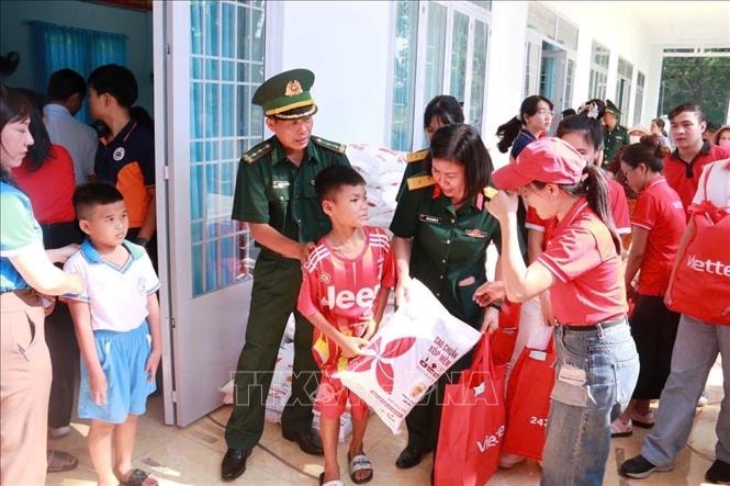 Ấm áp nghĩa tình quân dân trong những ngày Tháng Ba biên giới