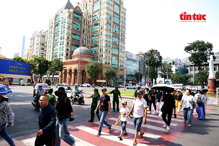 TP Hồ Chí Minh: Những 'đại sứ du lịch' áo xanh mang lại sự an tâm cho du khách