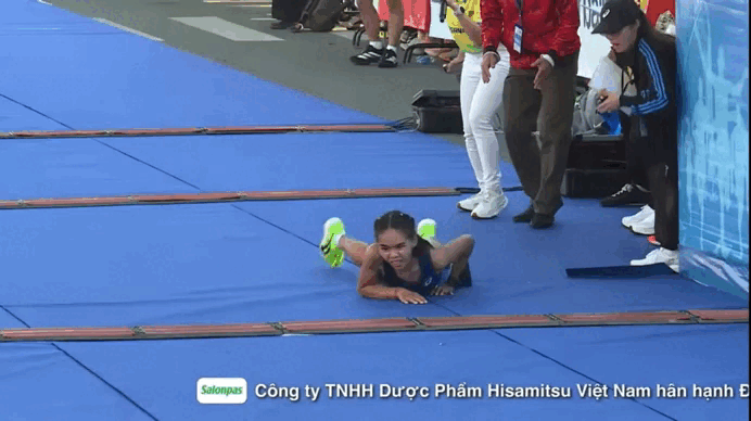 Nữ runner Ngọc Hoa bò về đích ở giải Tienphong Marathon