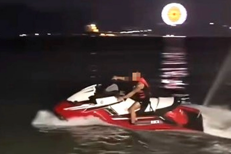 TikToker 'biểu diễn' môtô nước ở bãi tắm Nha Trang bị phạt