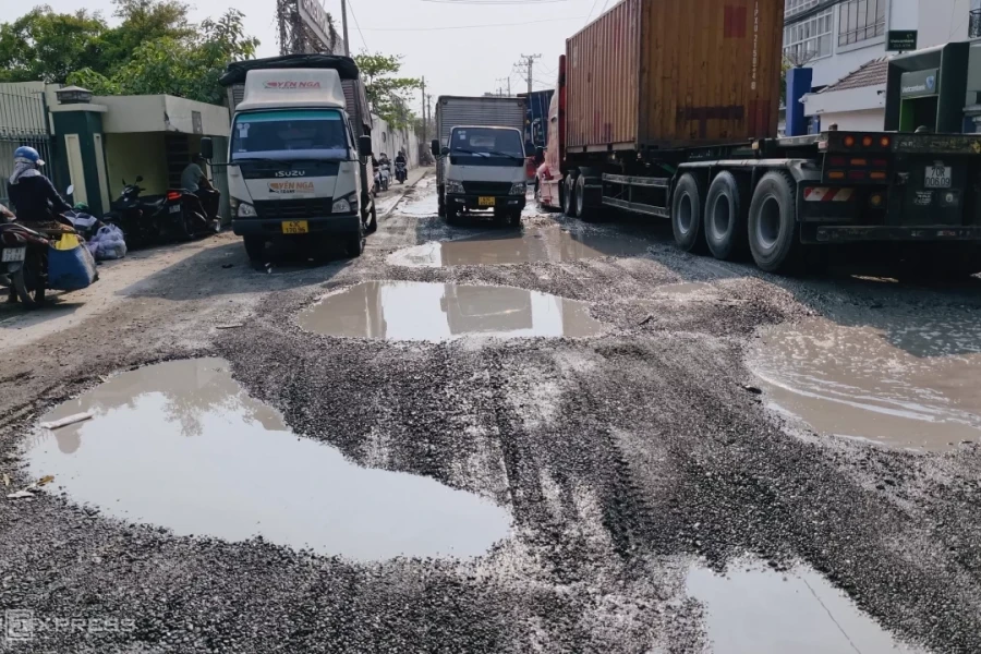 Đường vào khu chế xuất lớn nhất TP HCM hạn chế xe để sửa chữa