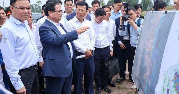 Thủ tướng khảo sát địa điểm xây dựng kho dự trữ xăng dầu chiến lược tại Thanh Hóa