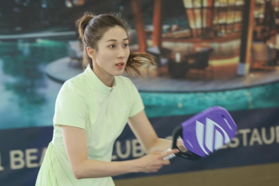 Chung Gia Hân chơi pickleball khi du lịch Đà Nẵng