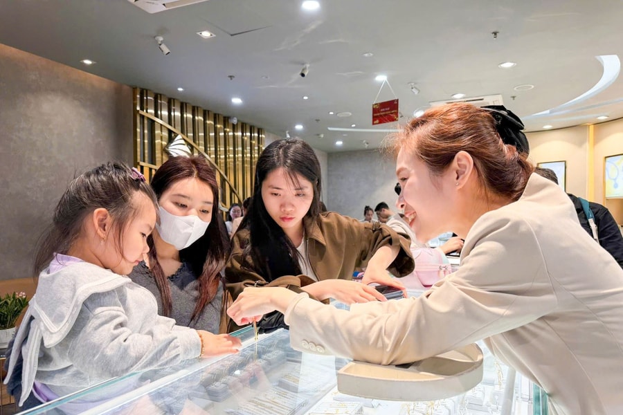 Giá vàng đồng loạt tăng nhẹ, nhà đầu tư cần giao dịch thận trọng