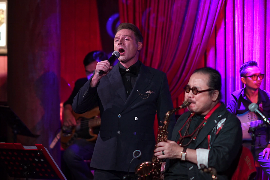 Người nước ngoài 'phát sốt' với tình ca Việt