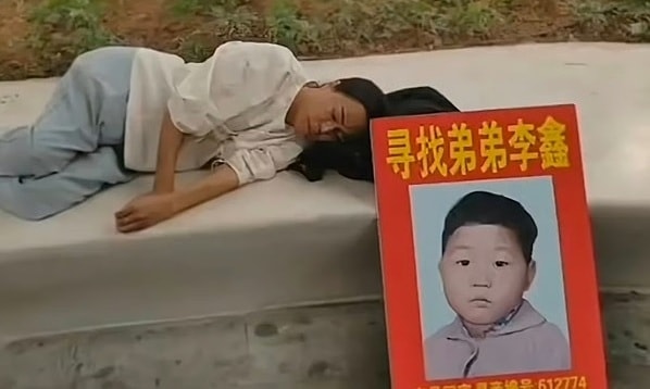 Người chị dành 33 năm chuộc lỗi để lạc em vì ổ bánh mì