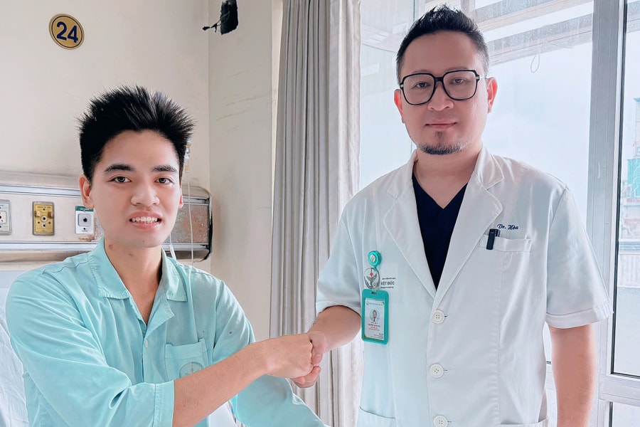 Bác sĩ cắt thận bệnh nhân ra sửa rồi ghép lại bằng đoạn mạch từ người hiến chết não