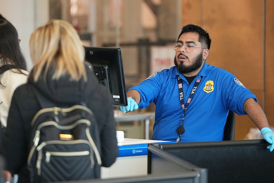 Những nhân viên an ninh sân bay Mỹ sống lay lắt bằng tiền vay