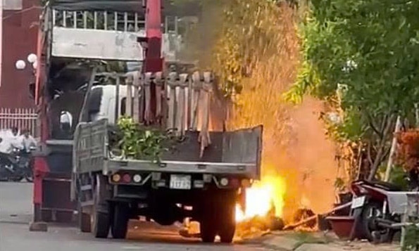 Xe cẩu vướng dây điện phát nổ, tài xế tử vong