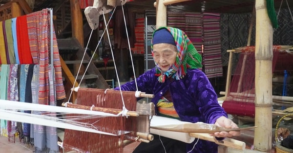 Những cụ bà cần mẫn giữ 'hồn' thổ cẩm giữa đại ngàn Pù Luông