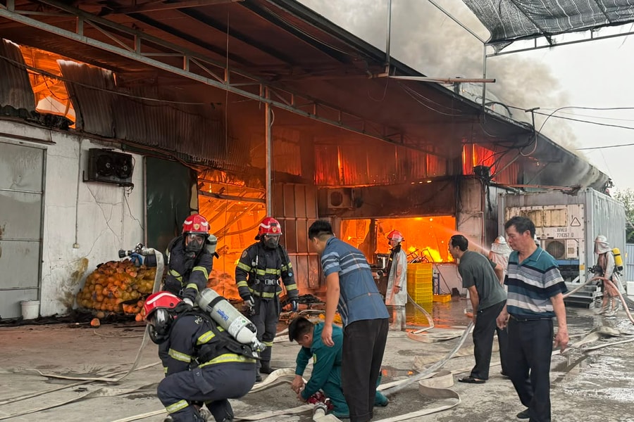 Cháy kho xưởng bánh kẹo tại Hương Sơn: Huy động 12 xe chữa cháy, khống chế kịp thời