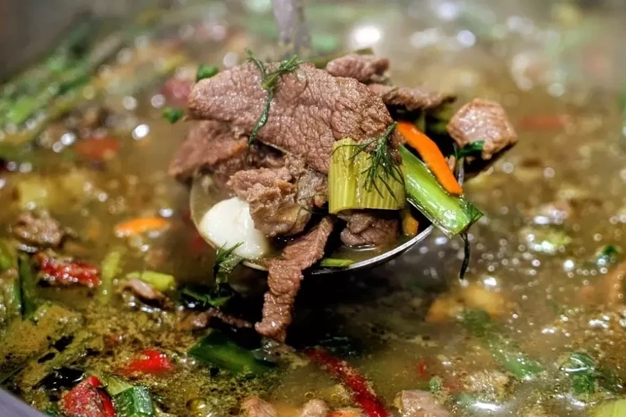 'Lẩu phân bò' - món đặc sản Quý Châu