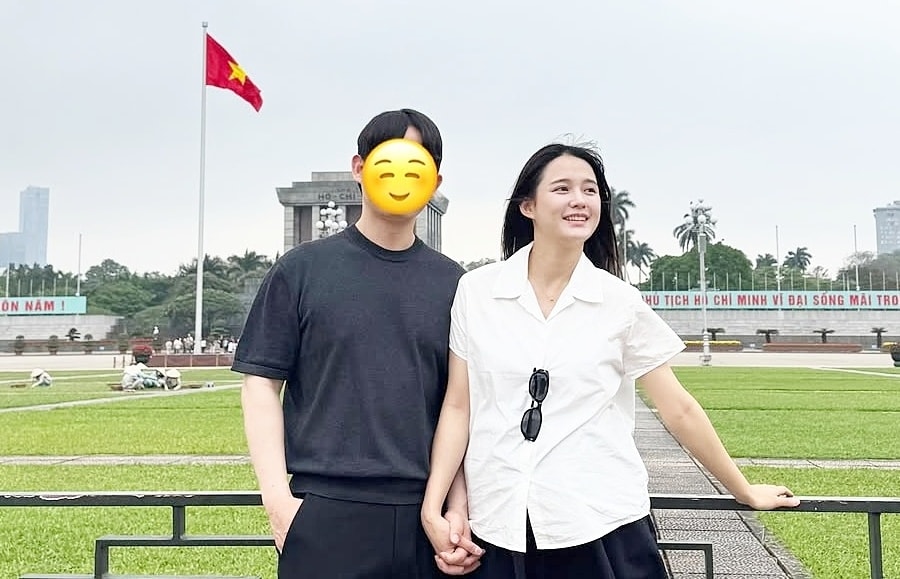 Vợ chồng sao 'Mặt trăng ôm mặt trời' nghỉ dưỡng Hà Nội