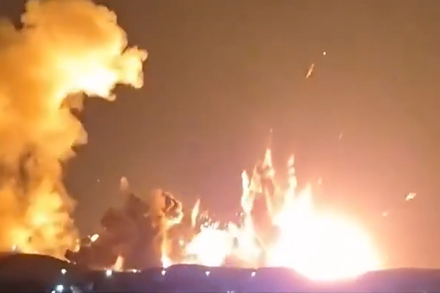 Nổ lớn tại Iran, nghi kho đạn trúng bom xuyên hầm của Mỹ