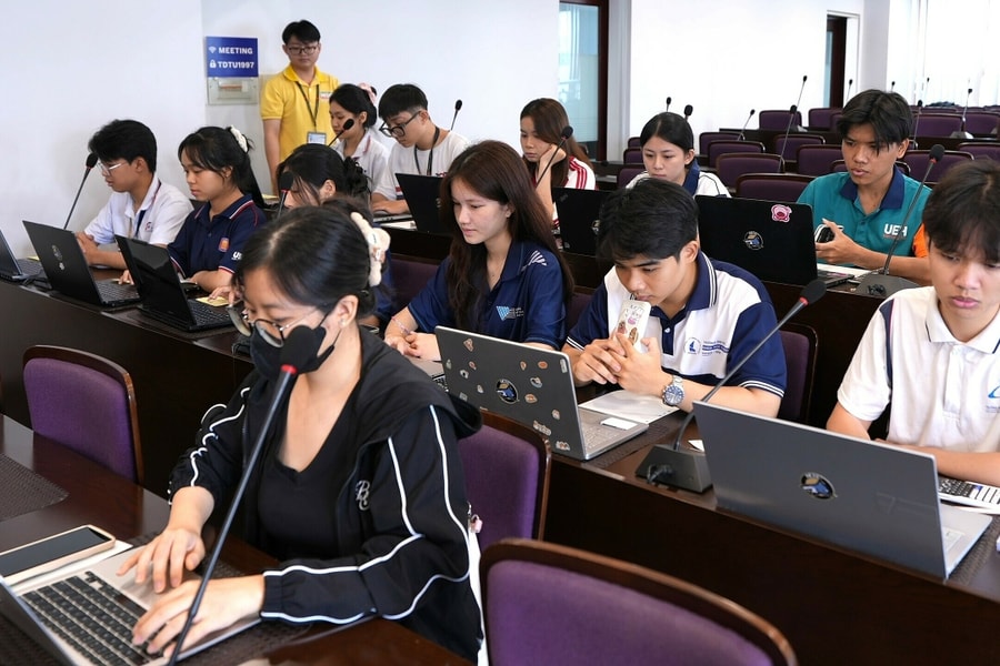 Sinh viên đầu tư chứng khoán bằng 'tiền tươi, thóc thật'