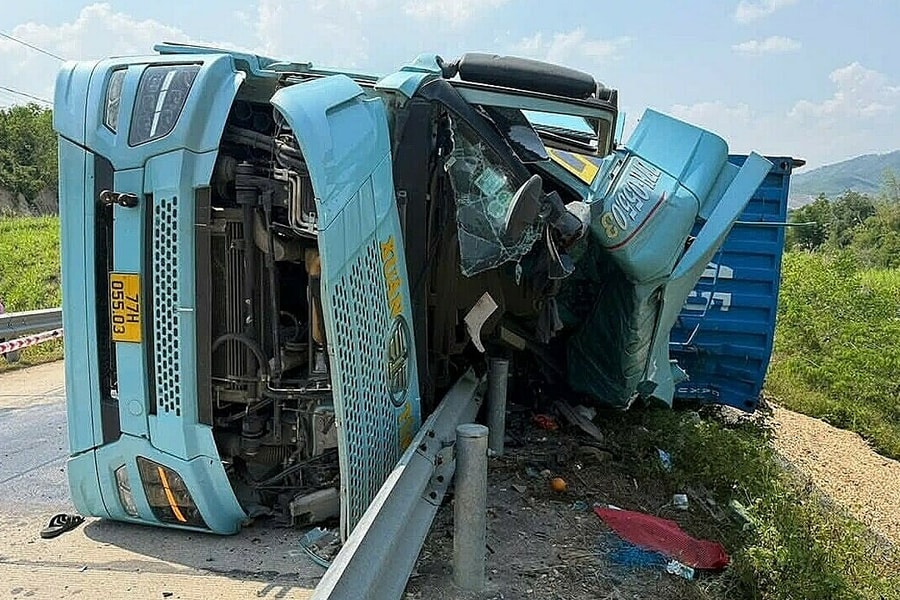 Xe container lật, ba người chết