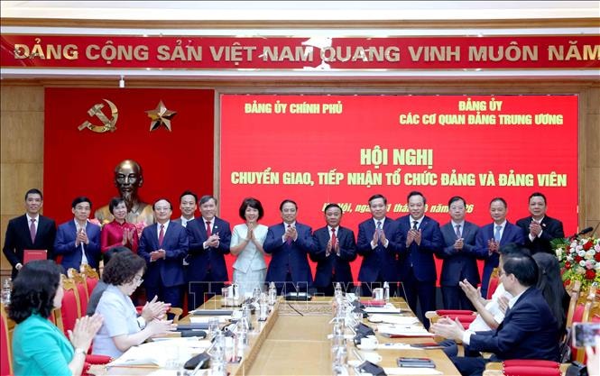 Hội nghị chuyển giao, tiếp nhận tổ chức đảng và đảng viên của 5 đảng bộ