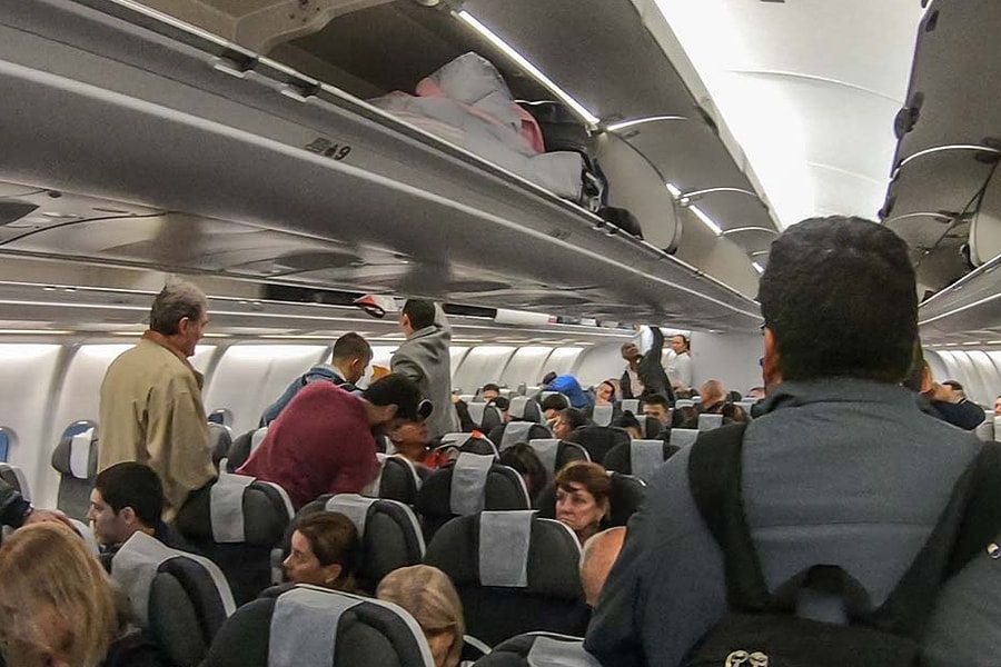 Du khách bị cấm bay vì dùng máy tạo tiếng xì hơi