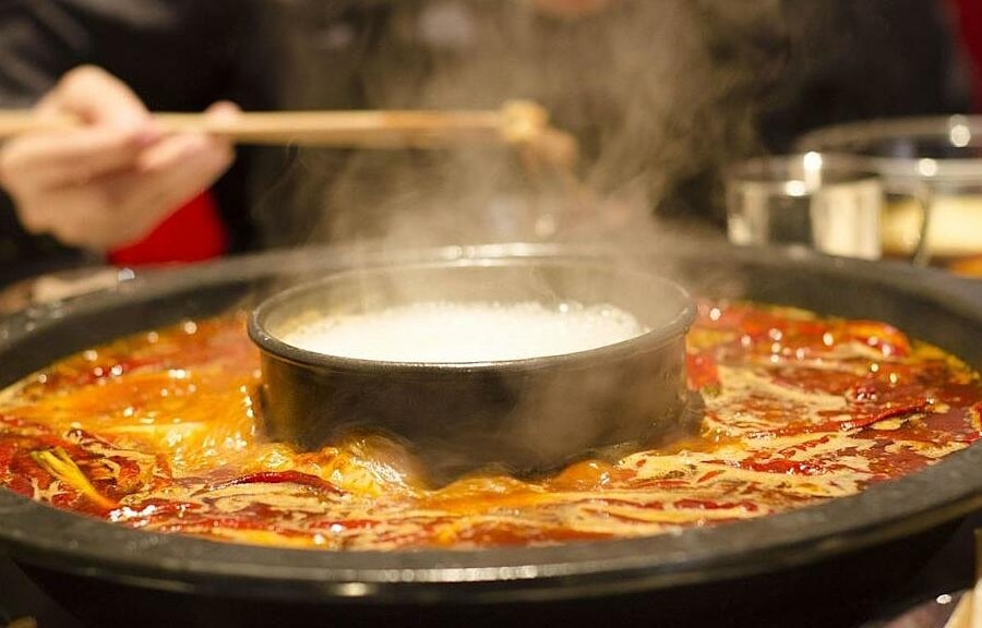 Cô gái tử vong vì tự chữa đau họng sau bữa lẩu cay