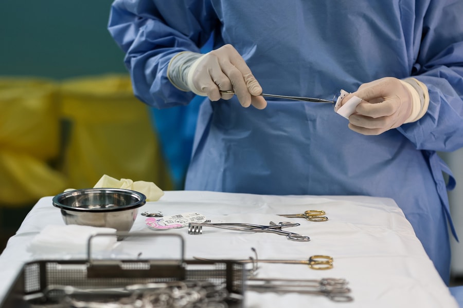 Đột quỵ sau 60 phút cấy mỡ làm đẹp, người phụ nữ phải cắt sọ não