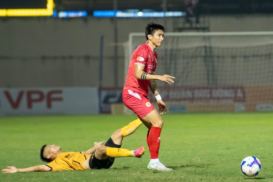 Siêu phẩm của Văn Hậu đẹp nhất V-League tháng 3