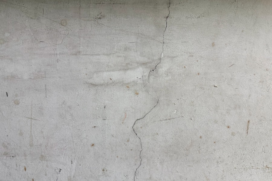 Làm gì khi nhà xây lâu năm xuất hiện nhiều vết nứt?