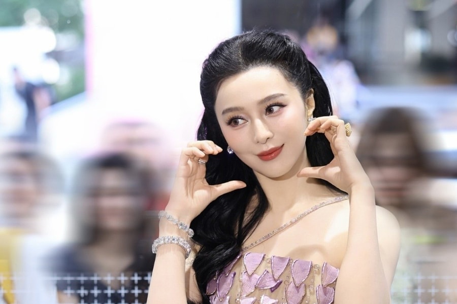 Phạm Băng Băng bán mặt nạ ở siêu thị