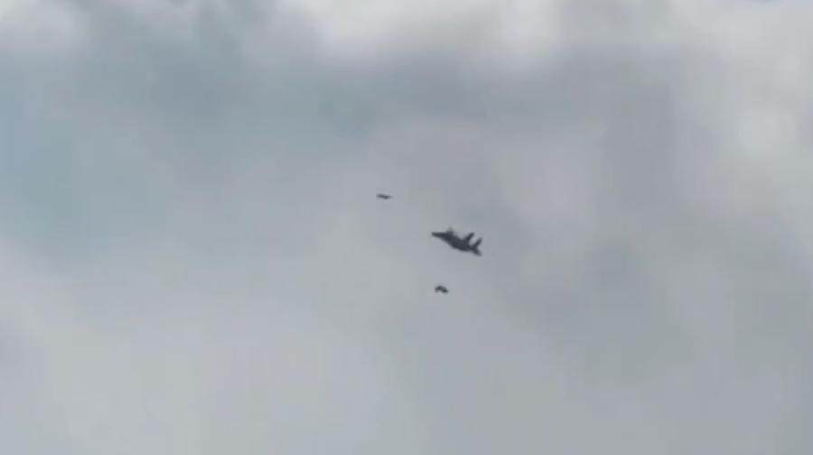 Cận cảnh tiêm kích F-15 truy đuổi UAV Shahed của Iran như phim hành động