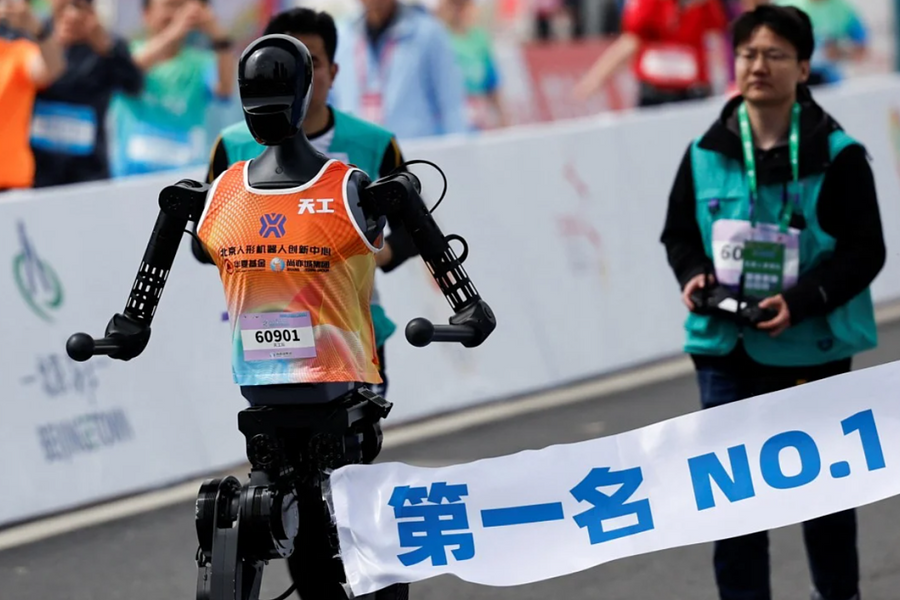Người và robot tiếp tục 'so tài' tại giải half marathon ở Trung Quốc