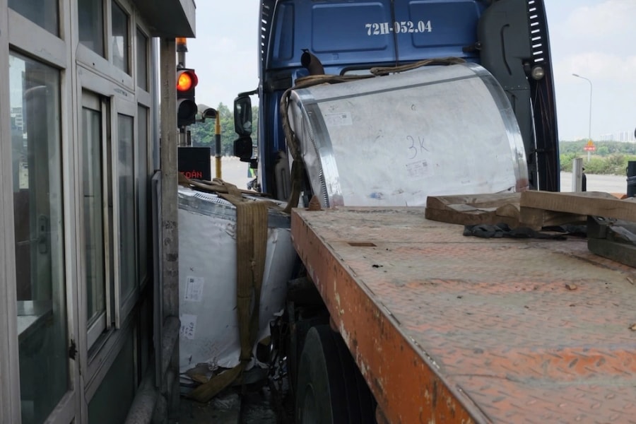 Cuộn thép đè cabin trạm thu phí, cửa ngõ TP HCM ùn tắc 2 km