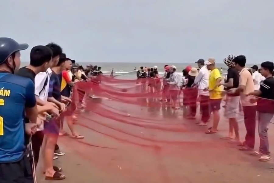 Hàng trăm người tìm kiếm hai bé trai mất tích trên biển