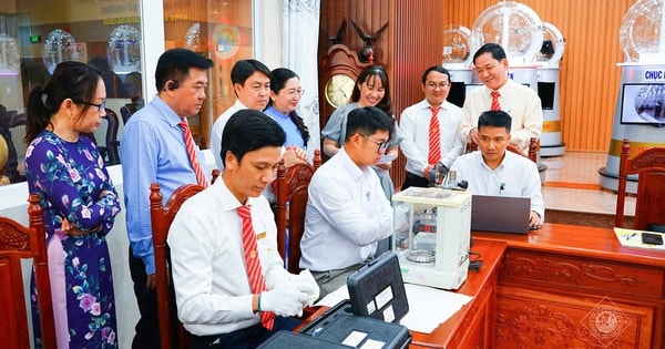 Xổ số Cần Thơ kiểm tra các quả banh quay số để khẳng định tính minh bạch