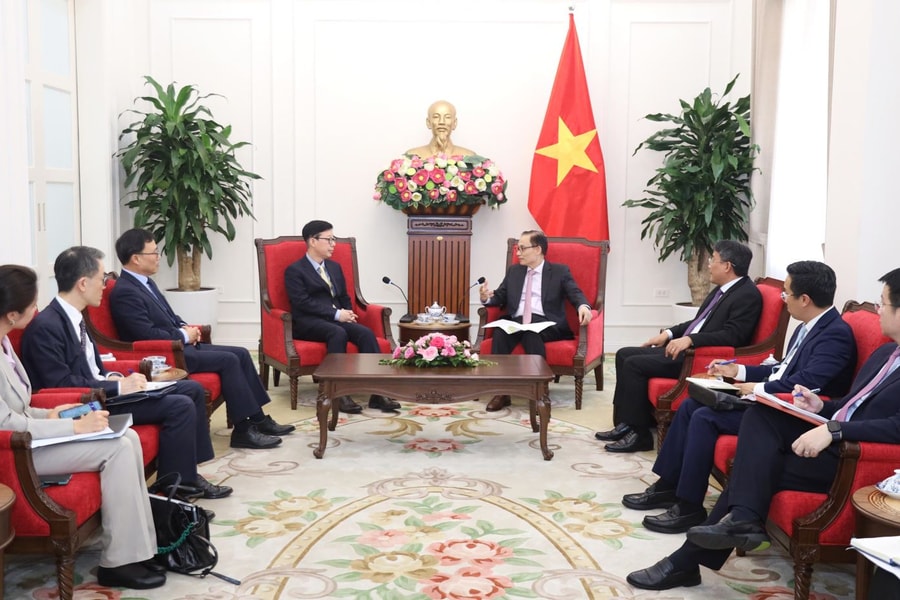 Bộ trưởng Ngoại giao Lê Hoài Trung tiếp Thứ trưởng Thứ nhất Bộ Ngoại giao Hàn Quốc Park Joon Yoo